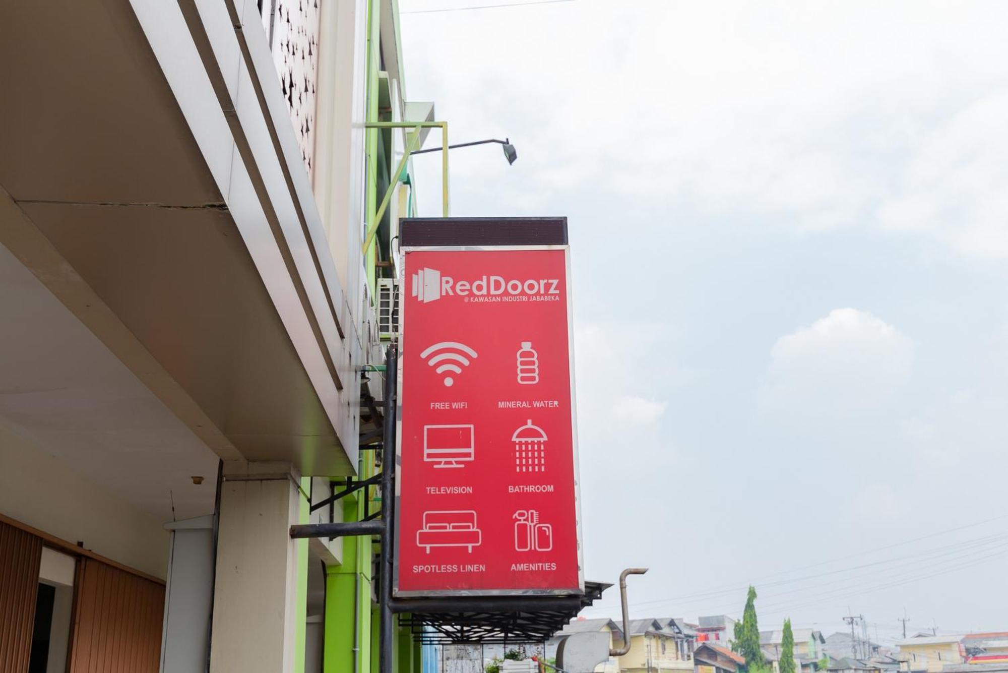 Reddoorz Plus Near Living Plaza Jababeka Hotel Cikarang Kültér fotó