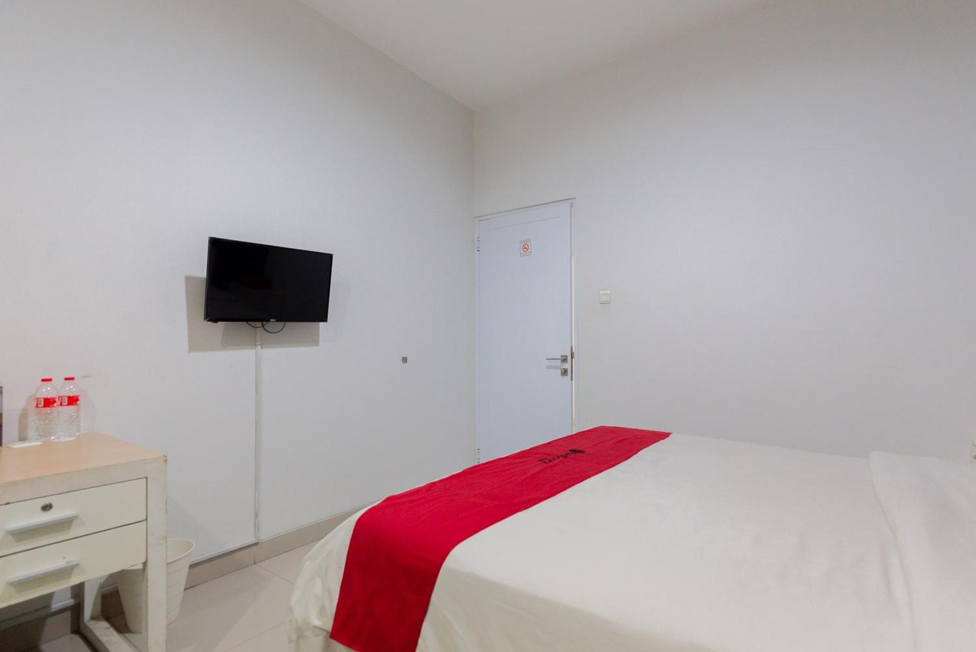 Reddoorz Plus Near Living Plaza Jababeka Hotel Cikarang Kültér fotó