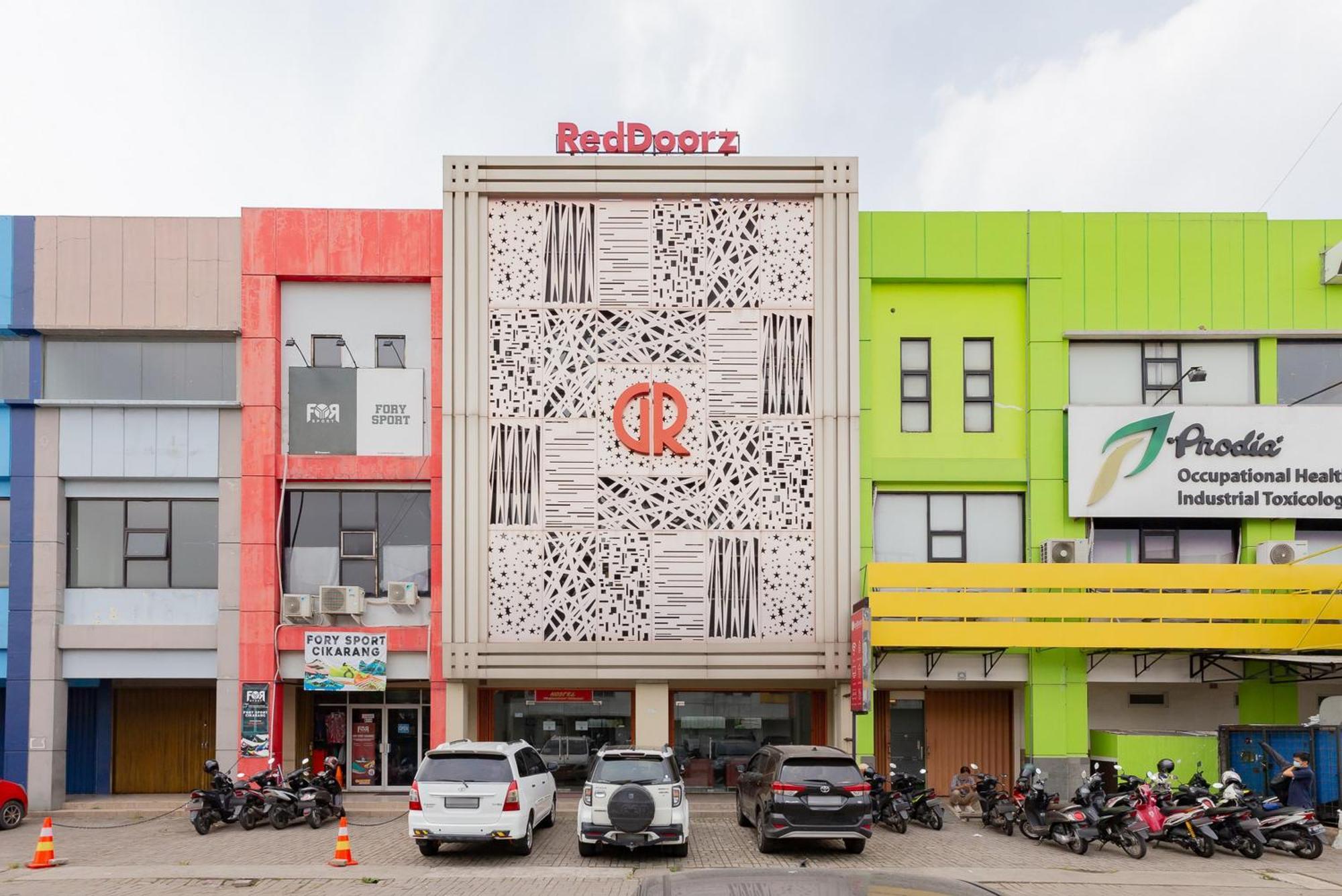 Reddoorz Plus Near Living Plaza Jababeka Hotel Cikarang Kültér fotó